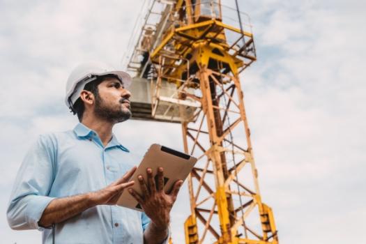 Report: 2023 NYC Crane Fire and Collapse Caused by Failed Hydraulic Hose Construction worker next to tower crane